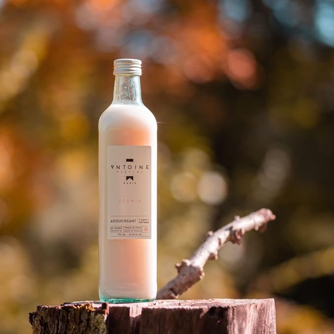ANTOINE Fabric Softener "Jasmin" 750 ml makes it fall in love with the glowing freshness of the hills, warms it with vanilla and enriches it with refined patchouli.