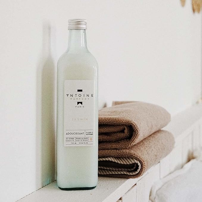 ANTOINE Fabric Softener "Jasmin" 750 ml makes it fall in love with the glowing freshness of the hills, warms it with vanilla and enriches it with refined patchouli.