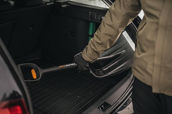 Fiskars Auto Snow Shovel, X-series, Telescopic, Length: 79.5-98.7 cm, Aluminium/Steel/Plastic, Black/Silver, 1057187
