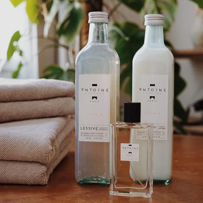 ANTOINE Fabric Softener "Jasmin" 750 ml makes it fall in love with the glowing freshness of the hills, warms it with vanilla and enriches it with refined patchouli.