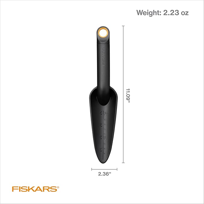 Fiskars Eco Transplanter with Narrow Curved Spade, Depth Markings, Ergonomic Handle, UV Resistance, Ideal for Seedlings and Small Plants