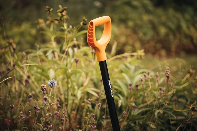 Fiskars Gardening Spade for Hard, Stony Soils, Pointed, Length 116.6 cm, Steel Leaf/Plastic Handle, Black/Orange, Solid, 11066716