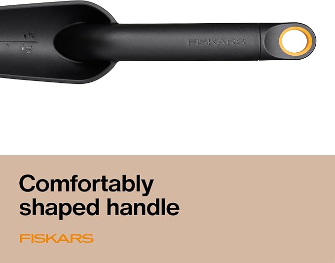 Fiskars Eco Transplanter with Narrow Curved Spade, Depth Markings, Ergonomic Handle, UV Resistance, Ideal for Seedlings and Small Plants