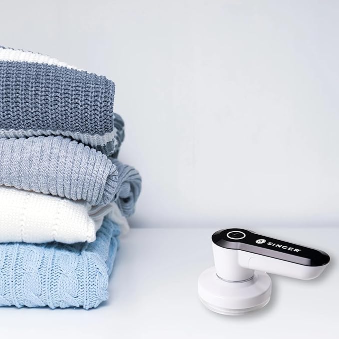 SINGER Compact Fabric Shaver and Lint Remover | Portable, Battery Operated Device with 3 Stainless Steel Blades & Detachable Lint Catcher