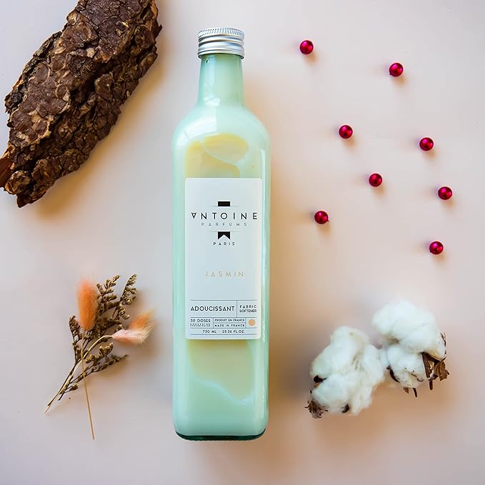 ANTOINE Fabric Softener "Jasmin" 750 ml makes it fall in love with the glowing freshness of the hills, warms it with vanilla and enriches it with refined patchouli.