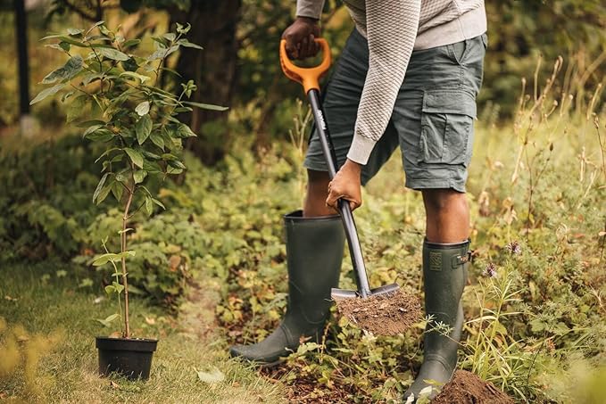 Fiskars Gardening Spade for Hard, Stony Soils, Pointed, Length 116.6 cm, Steel Leaf/Plastic Handle, Black/Orange, Solid, 11066716