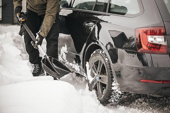 Fiskars Auto Snow Shovel, X-series, Telescopic, Length: 79.5-98.7 cm, Aluminium/Steel/Plastic, Black/Silver, 1057187