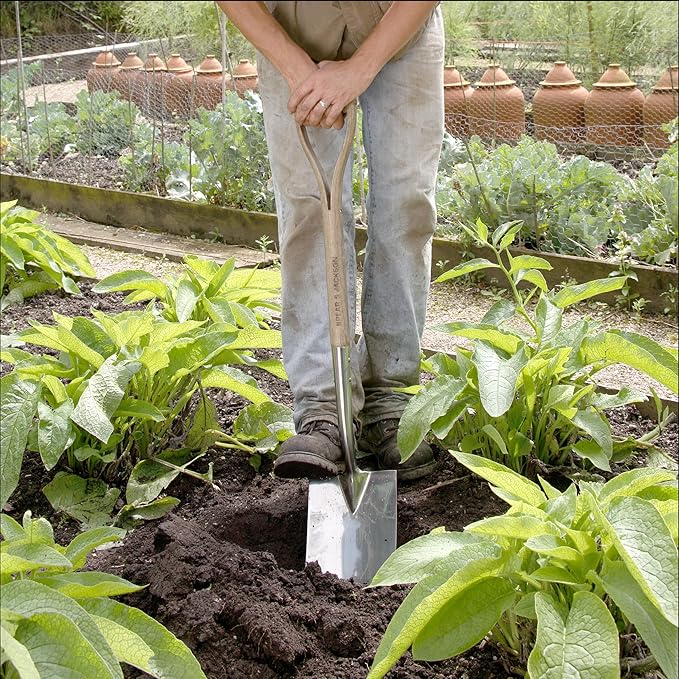 Spear & Jackson Digging Spade, Traditional Stainless Range Garden Tool, Treaded Stainless Steel Head and Ash Wood Handle for Efficient Soil Digging