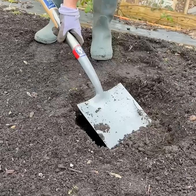 Spear & Jackson Neverbend Professional Digging Spade – Heavy-Duty Forged Carbon Steel Garden Spade for Tough Soil and Precision Digging