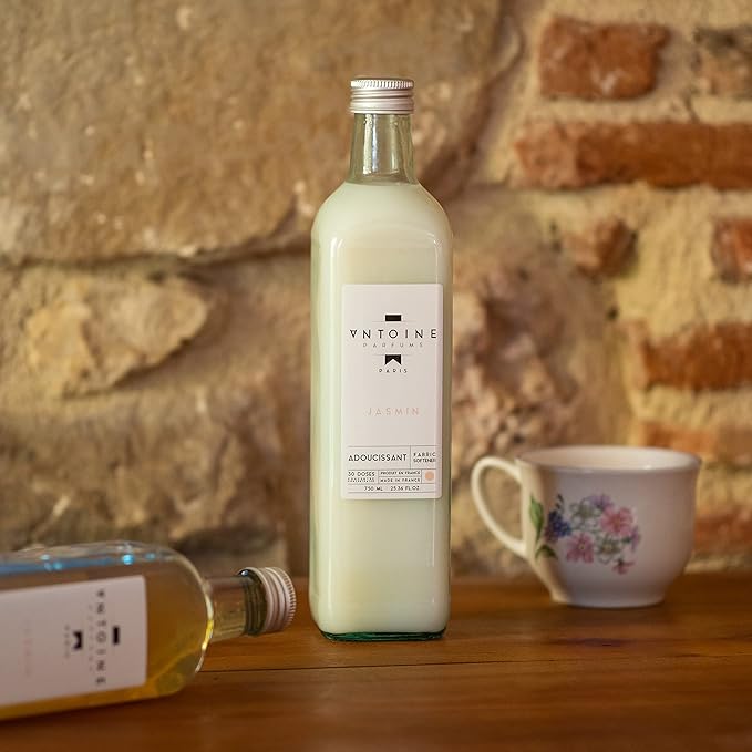 ANTOINE Fabric Softener "Jasmin" 750 ml makes it fall in love with the glowing freshness of the hills, warms it with vanilla and enriches it with refined patchouli.