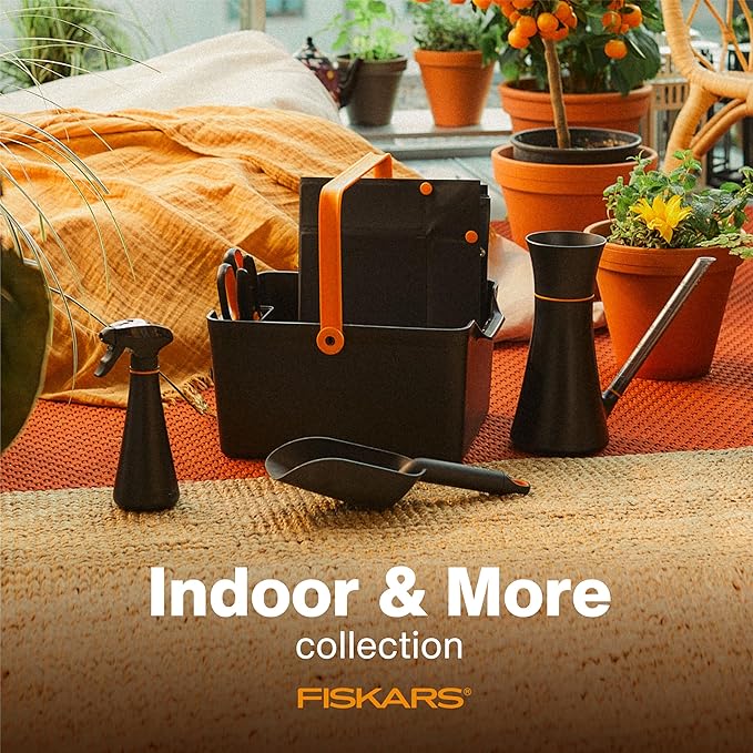 Fiskars Soil Scoop, Indoor Potting & Transplanting Tool for Medium Planters, Durable Lightweight Resin Garden Scooper with Flat Bottom & Deep Sides to Prevent Spills, 1.5 Cup Capacity, Black