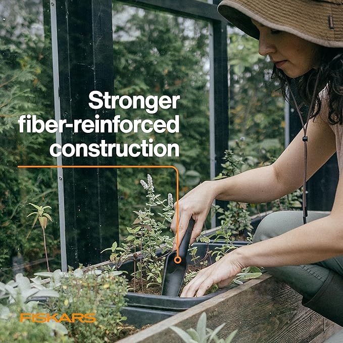 Fiskars Eco Transplanter with Narrow Curved Spade, Depth Markings, Ergonomic Handle, UV Resistance, Ideal for Seedlings and Small Plants