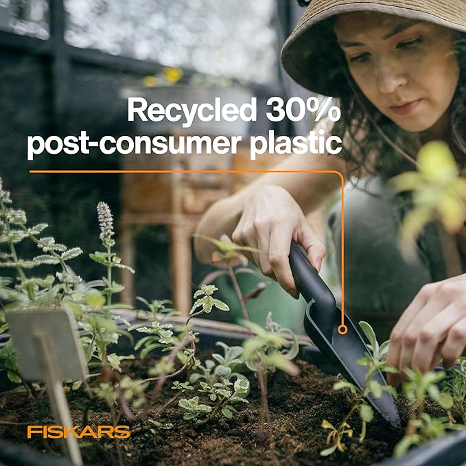 Fiskars Eco Transplanter with Narrow Curved Spade, Depth Markings, Ergonomic Handle, UV Resistance, Ideal for Seedlings and Small Plants